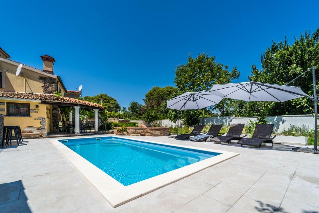 Holiday Home Carla And Dajana Veliki Vareski Exterior photo