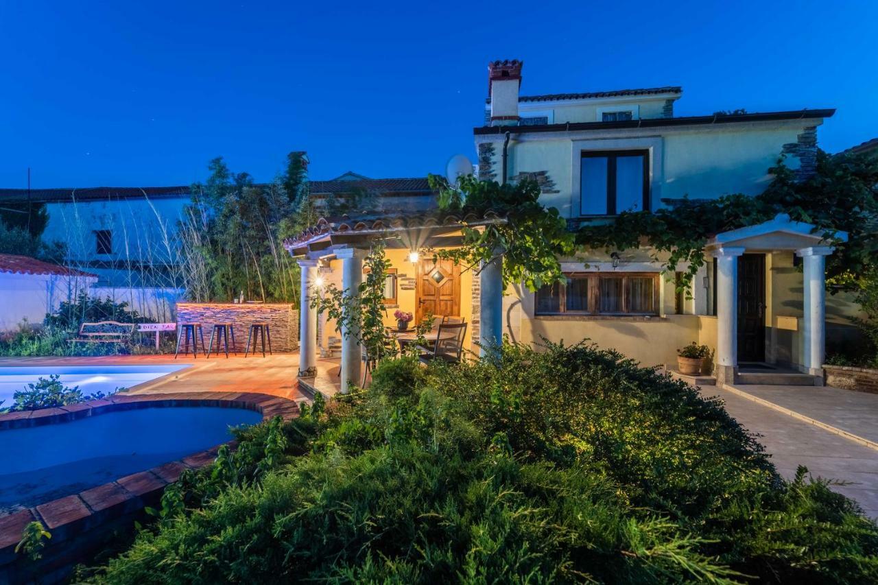 Holiday Home Carla And Dajana Veliki Vareski Exterior photo