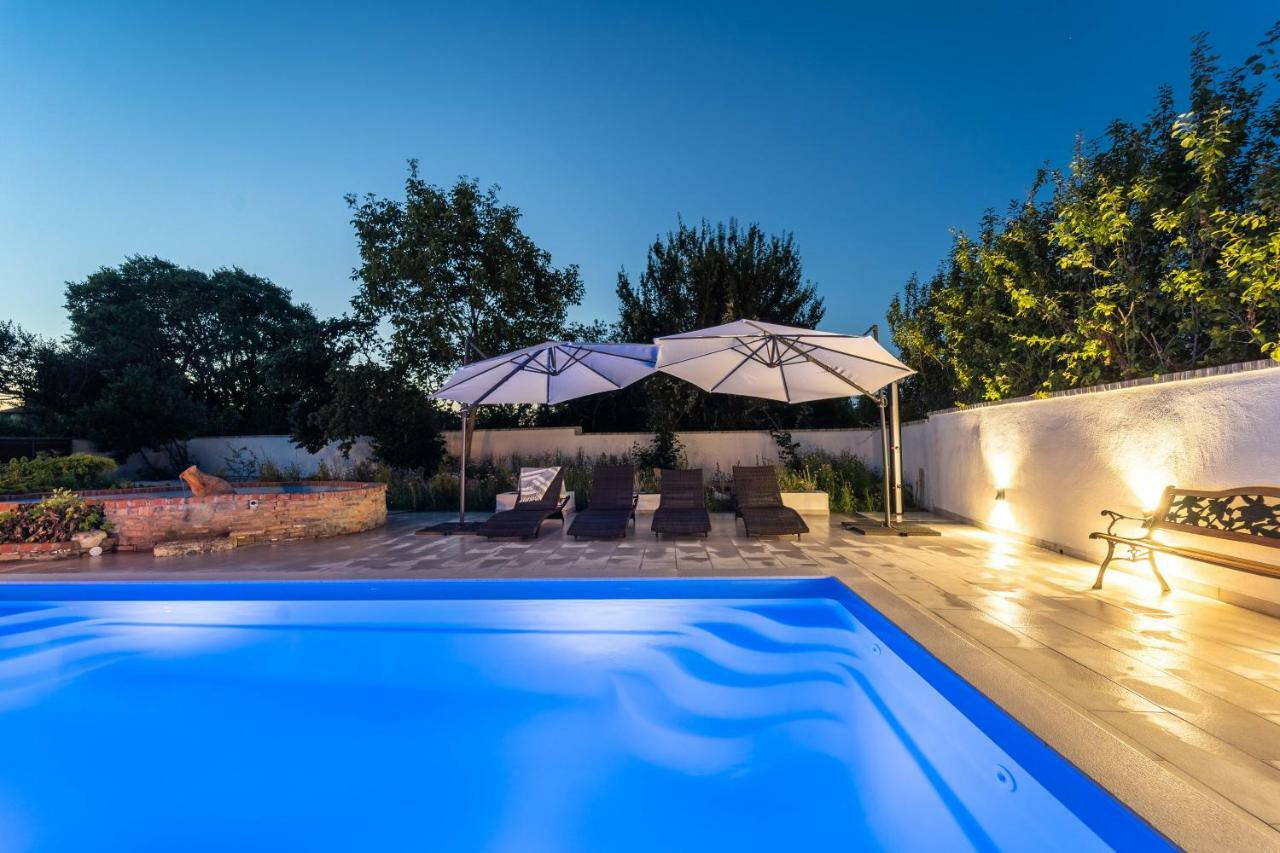 Holiday Home Carla And Dajana Veliki Vareski Exterior photo