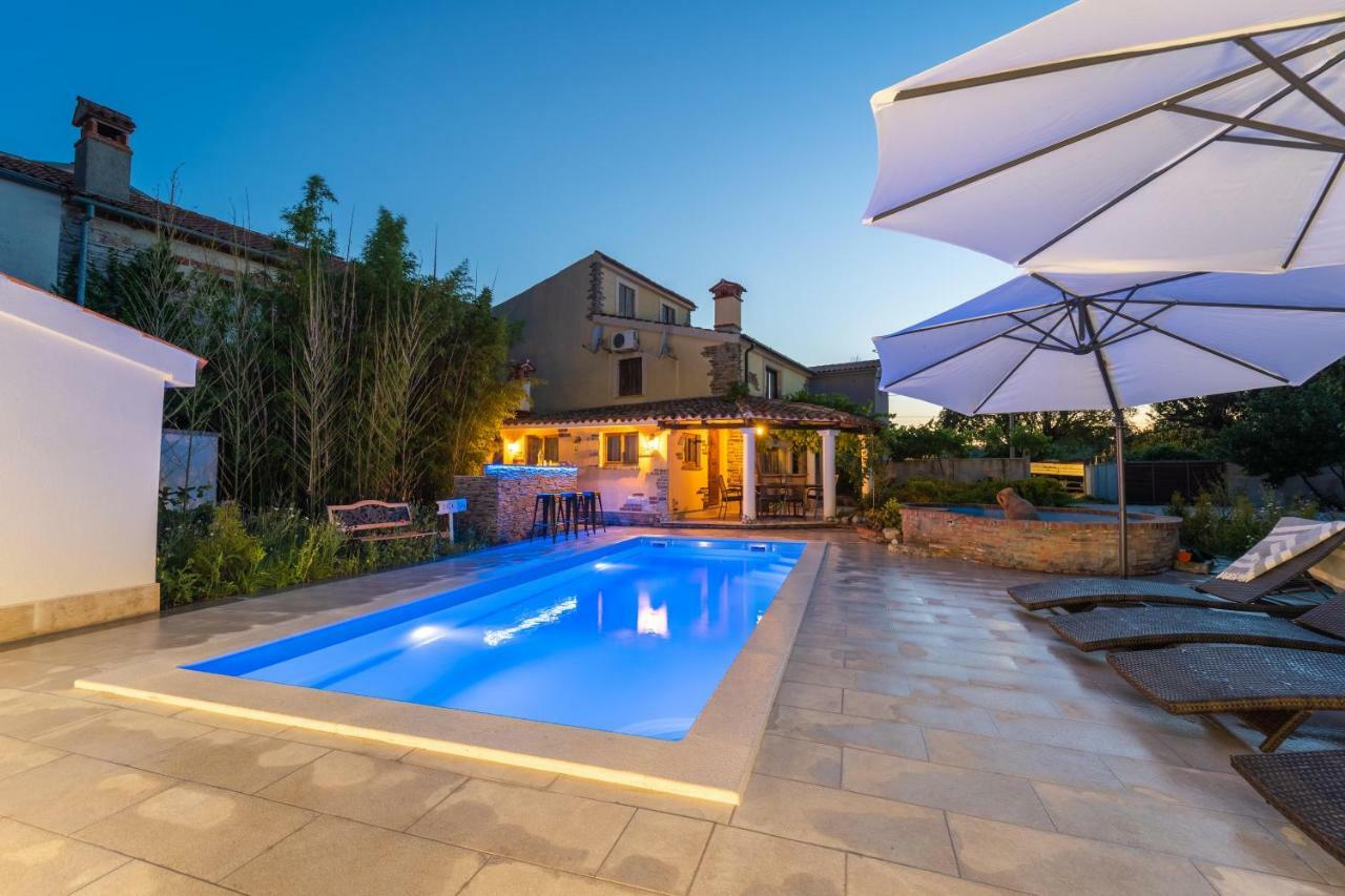 Holiday Home Carla And Dajana Veliki Vareski Exterior photo