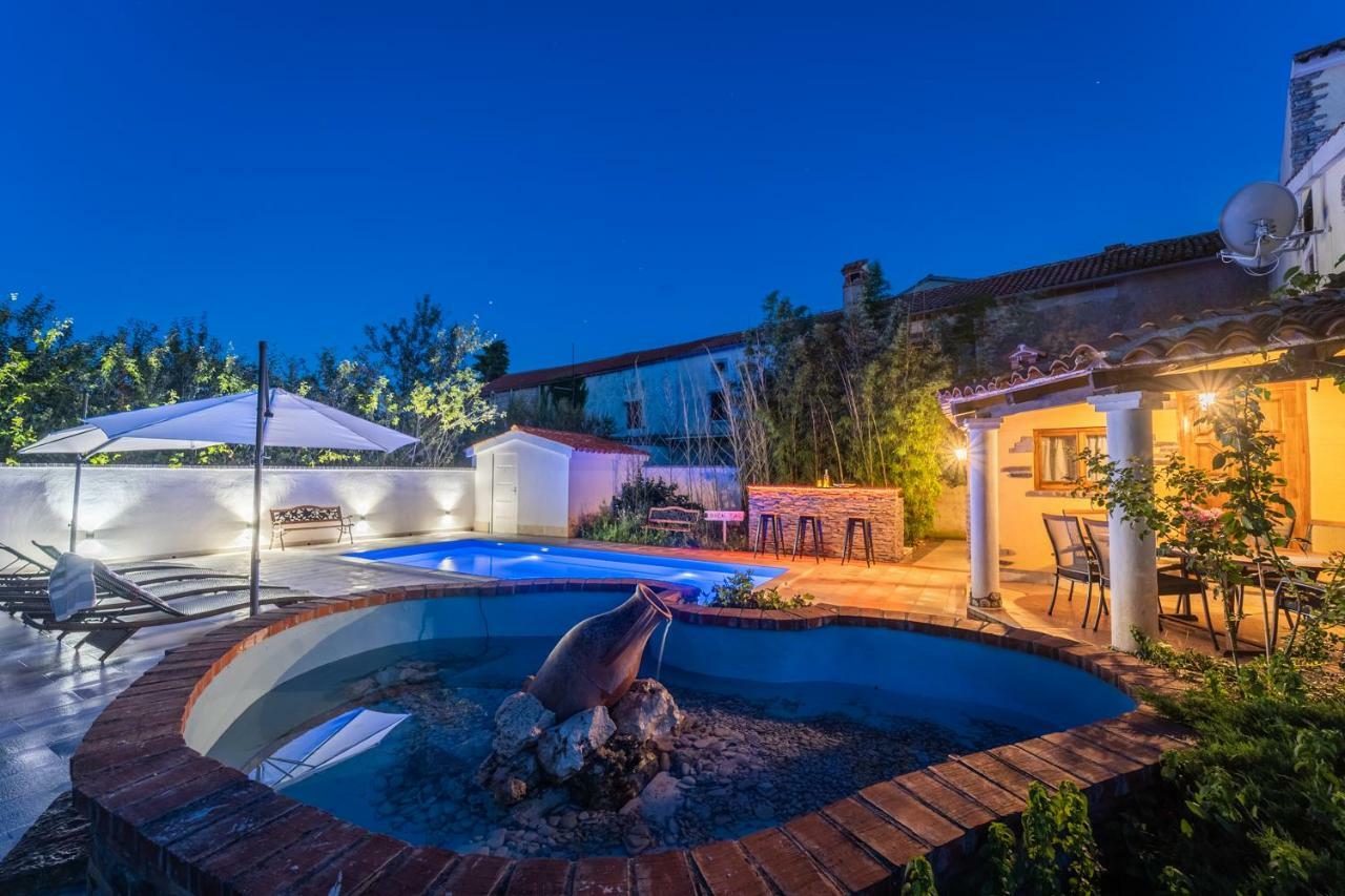 Holiday Home Carla And Dajana Veliki Vareski Exterior photo