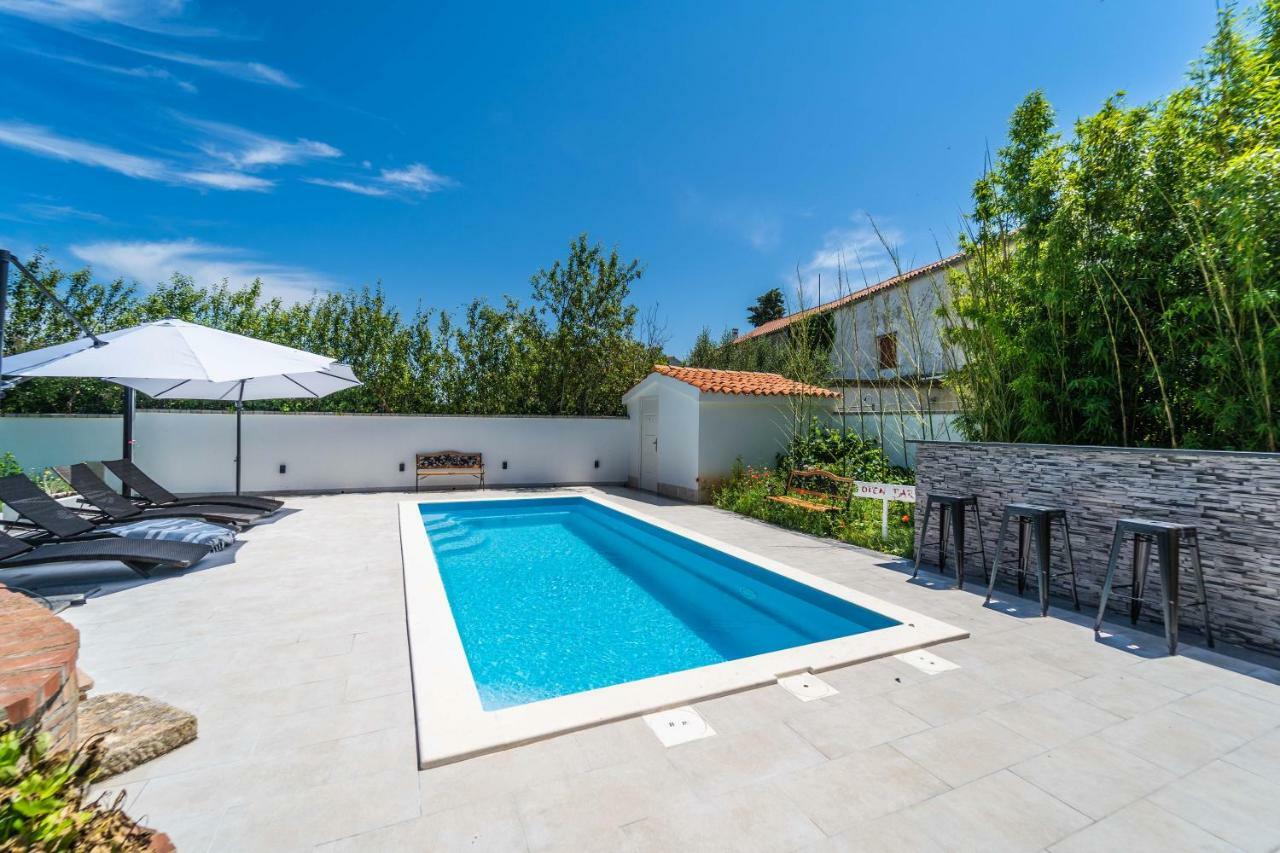 Holiday Home Carla And Dajana Veliki Vareski Exterior photo