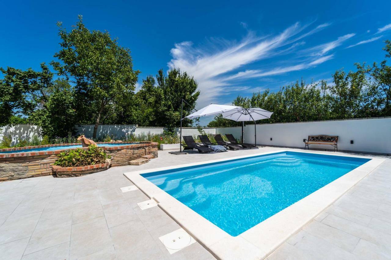 Holiday Home Carla And Dajana Veliki Vareski Exterior photo