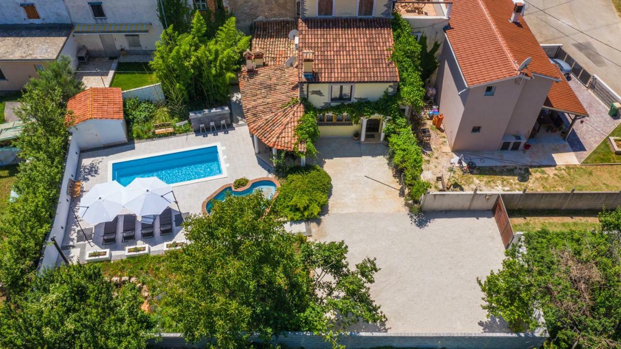 Holiday Home Carla And Dajana Veliki Vareski Exterior photo