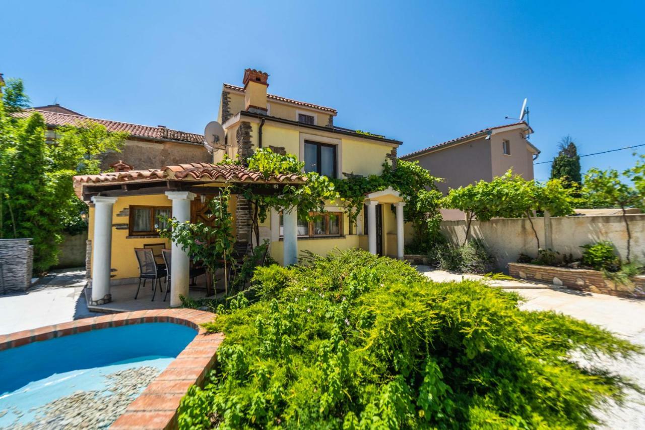 Holiday Home Carla And Dajana Veliki Vareski Exterior photo