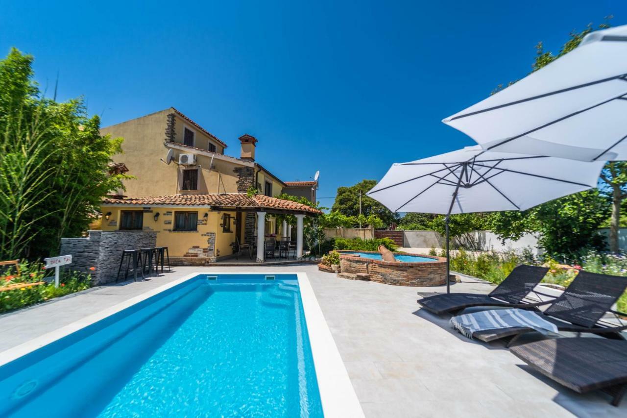 Holiday Home Carla And Dajana Veliki Vareski Exterior photo