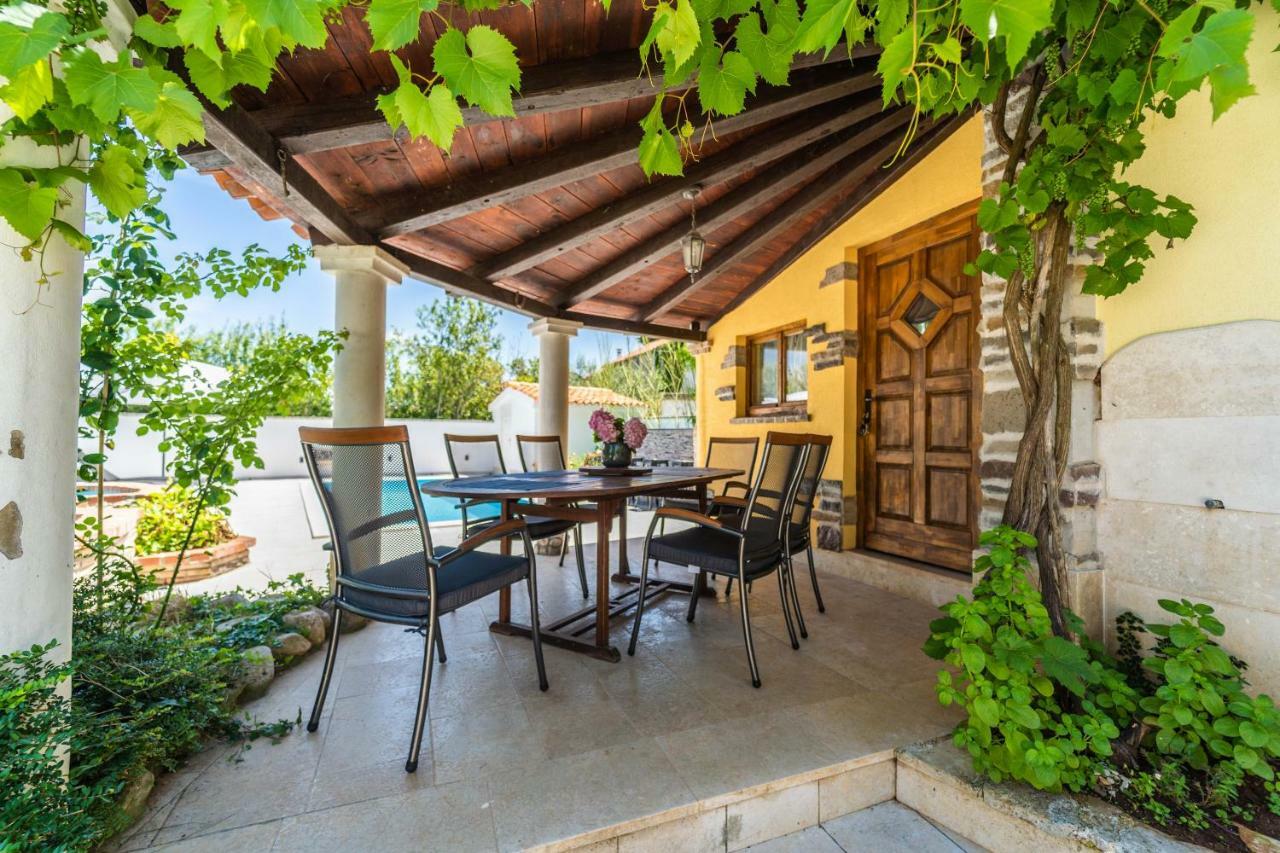 Holiday Home Carla And Dajana Veliki Vareski Exterior photo