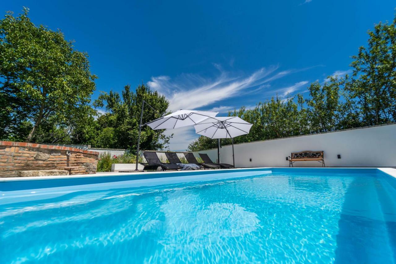 Holiday Home Carla And Dajana Veliki Vareski Exterior photo