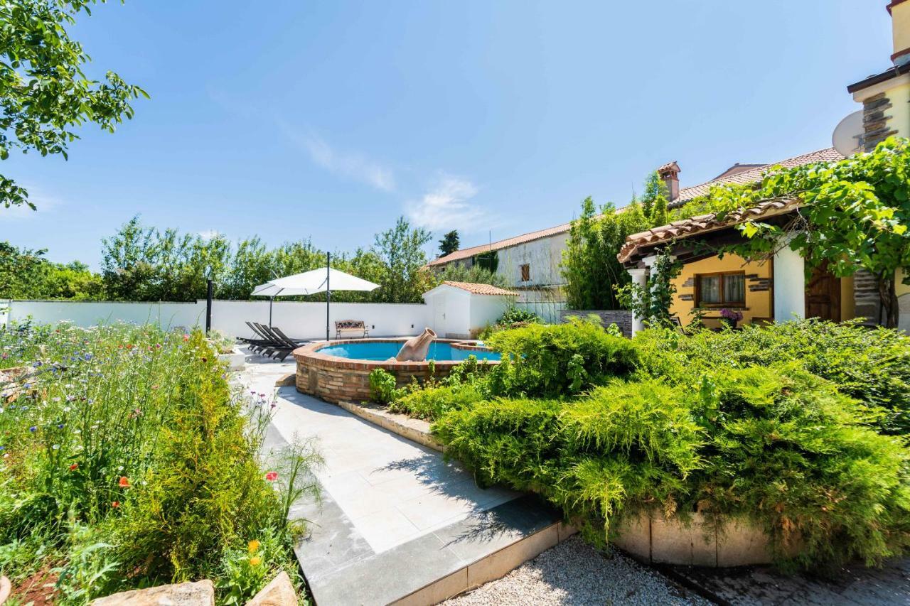 Holiday Home Carla And Dajana Veliki Vareski Exterior photo